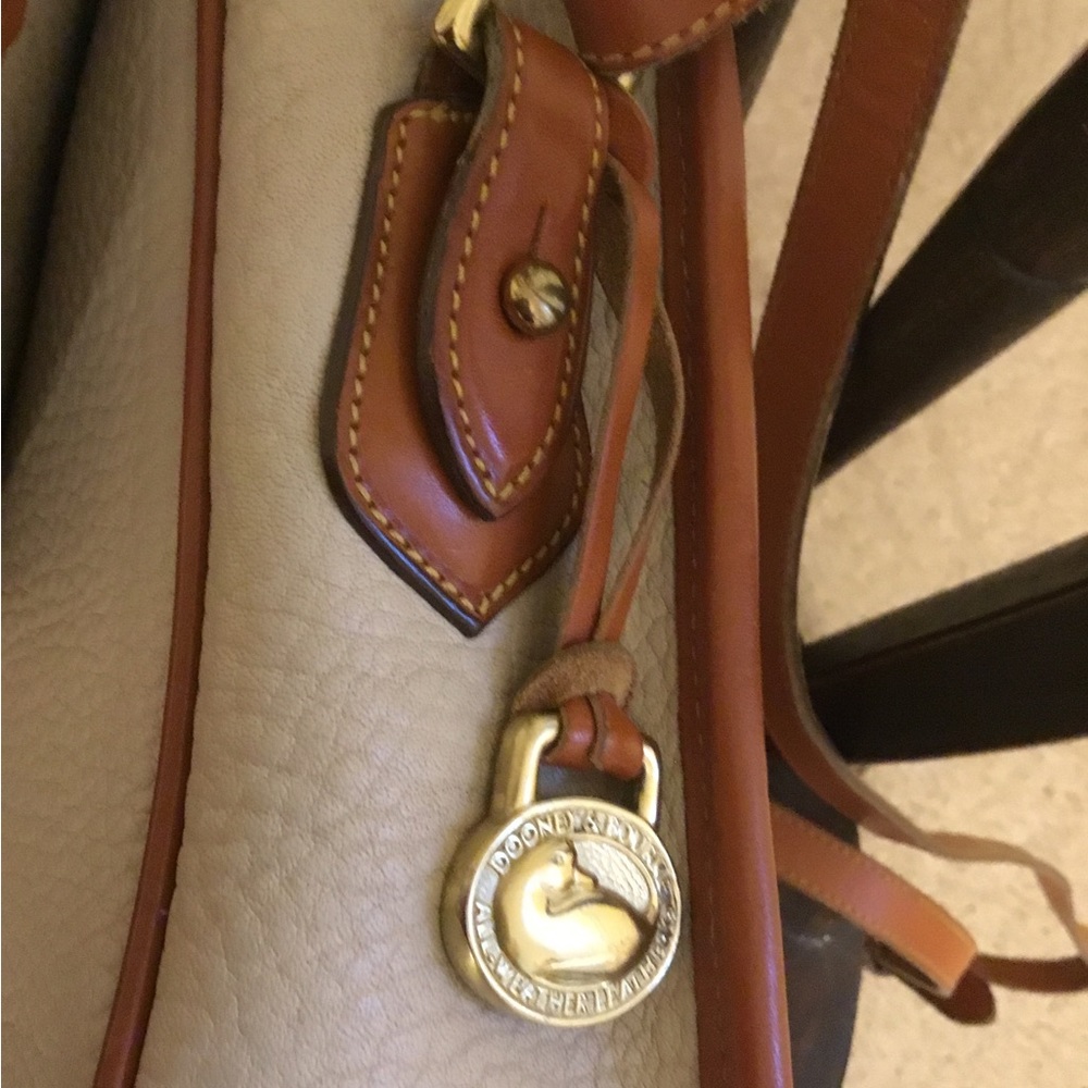 Dooney&Bourke all weather pebbled leather cross body bag like new condition - Picture 7 of 9